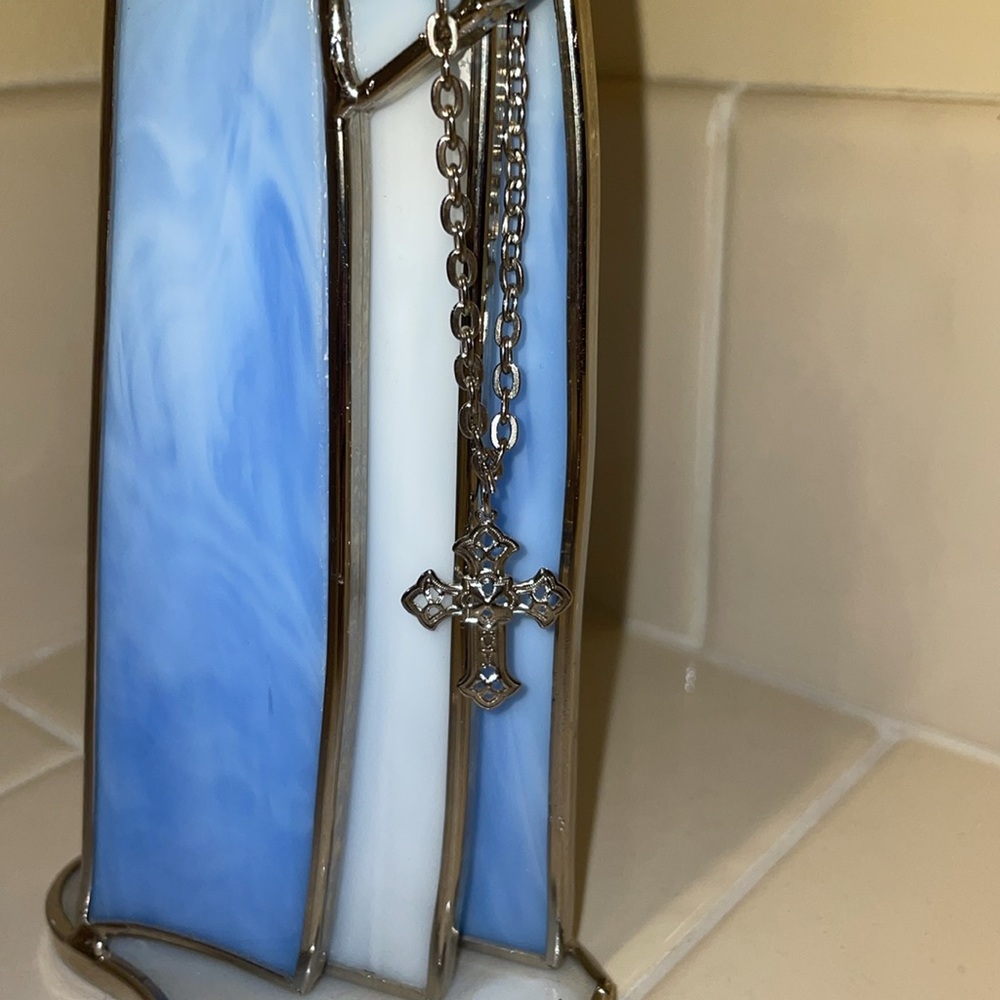 Virgin Mary Queen of Peace Blue and White Stained Glass Art Piece 7.5” - Picture 6 of 8